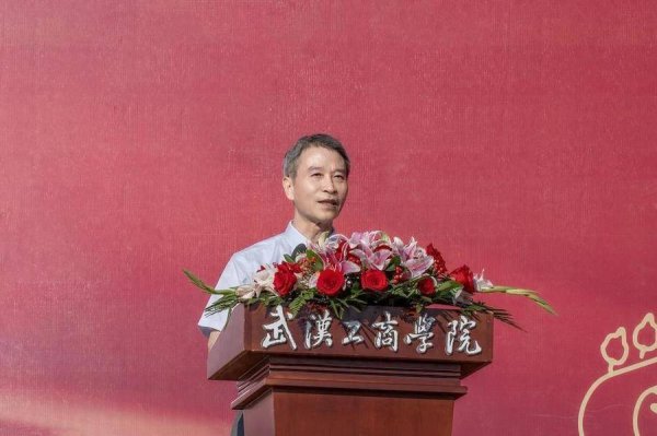 N配资 大学校长公开手机号，四年回复学生三万多条短信